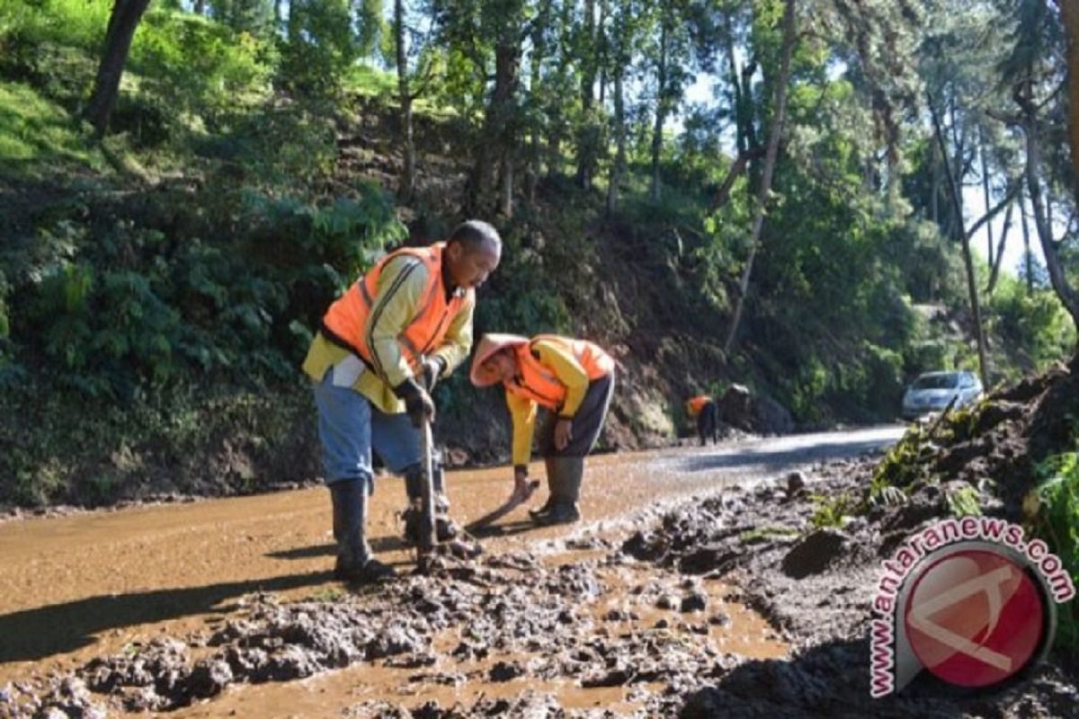 Jalur masuk wisata Telaga Sarangan di Magetan longsor