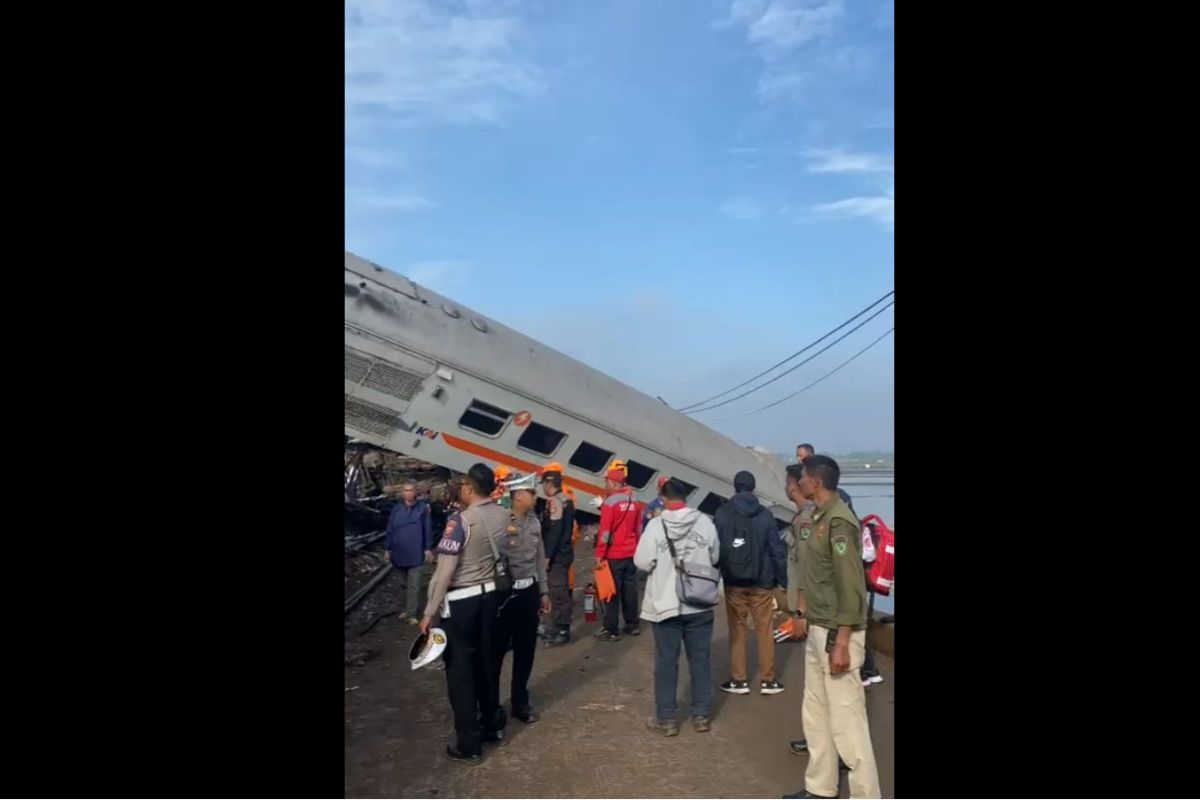 KA Turangga tujuan Bandung tabrakan dengan KA Lokal di Cicalengka