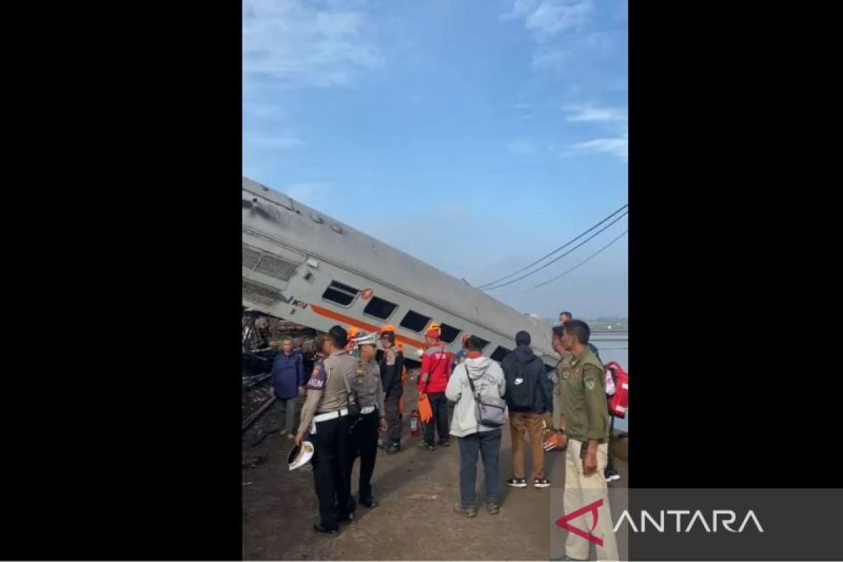 KA Turangga tabrakan dengan KA Lokal di Cicalengka