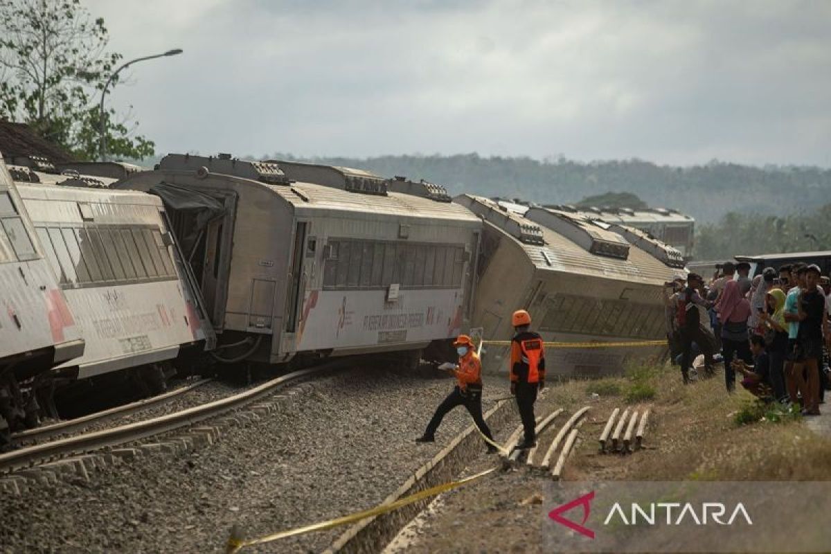 PT Kereta Api Indonesia sampaikan maaf ke pelanggan atas kecelakaan KA di Bandung