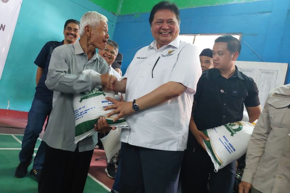 Bogor: Minister distributes rice aid to 2,200 beneficiaries