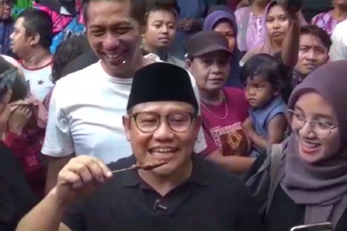 Cawapres Muhaimin Iskandar kampanye borong minuman dan lauk di pasar