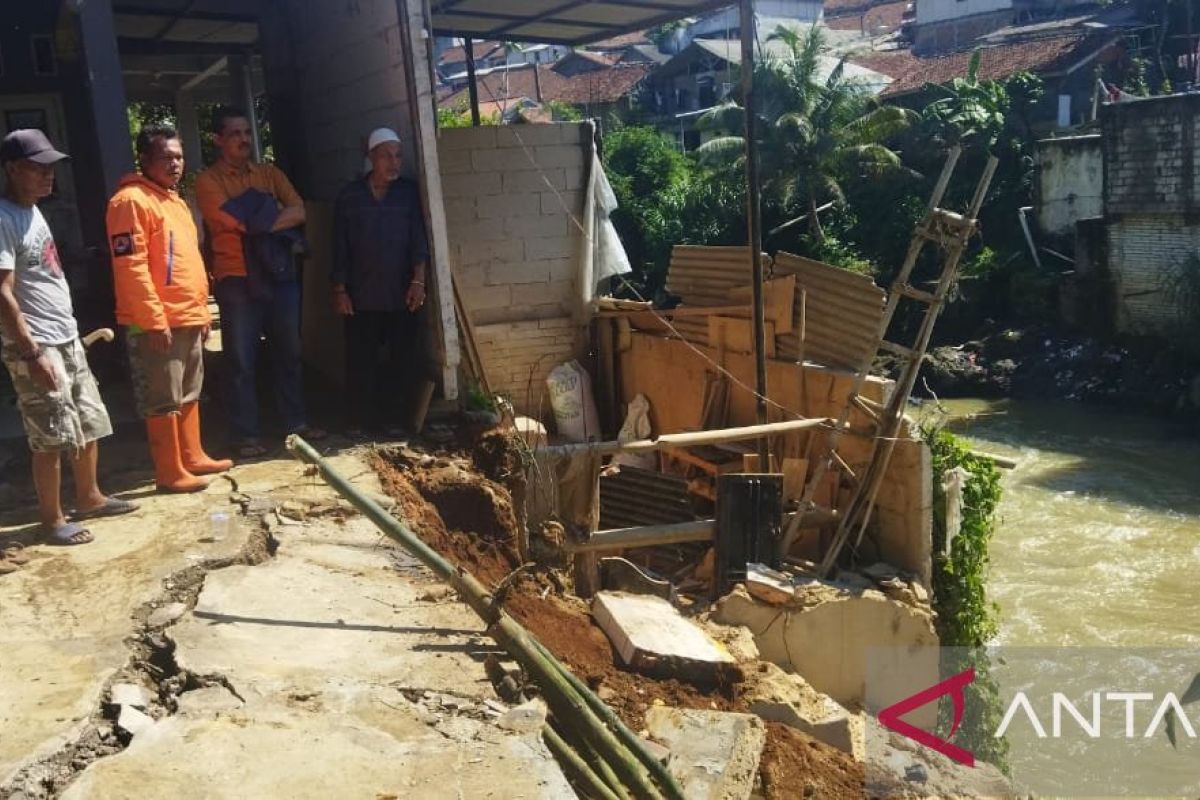 Rumah di bantaran Sungai Cicatih Sukabumi terbawa longsor