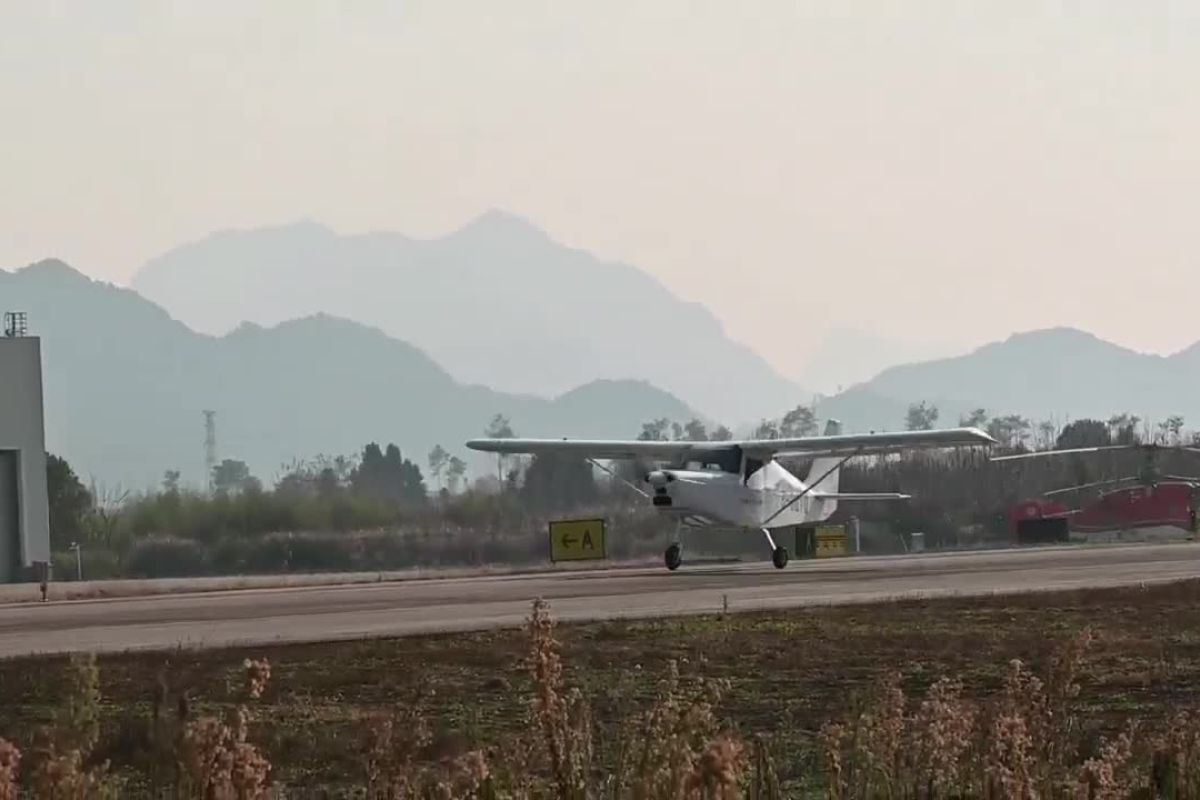 Pesawat listrik China rampungkan penerbangan perdana
