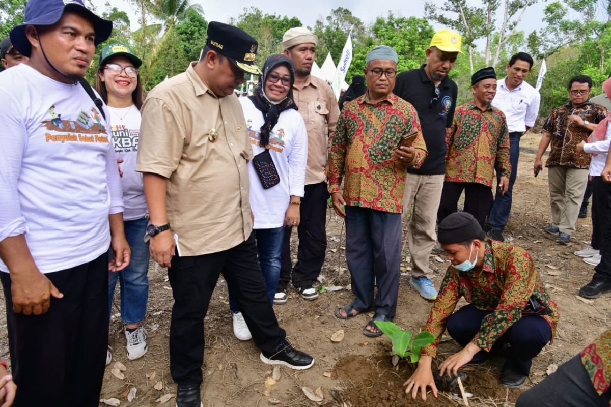 Penjabat Gubernur Sulawesi Selatan ajak santri budi daya pisang cavendish