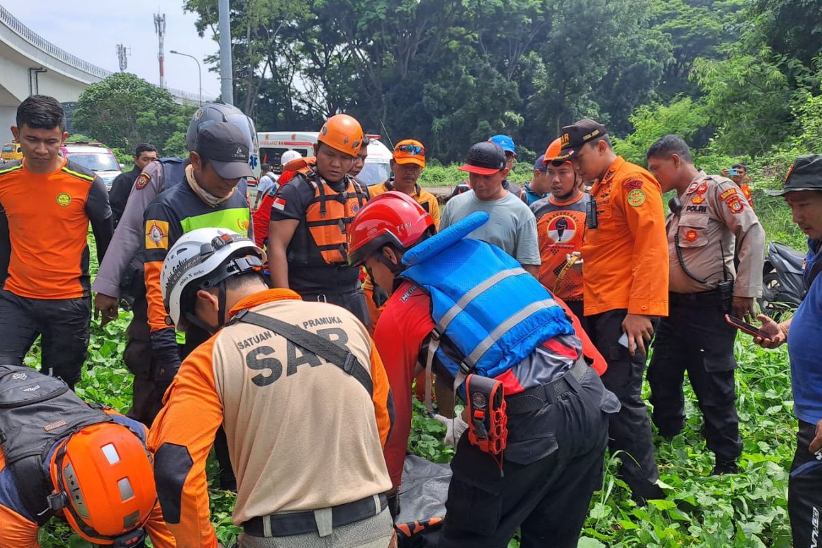 Tim SAR gabungan menemukan jasad yang tenggelam di Kali Cipinang