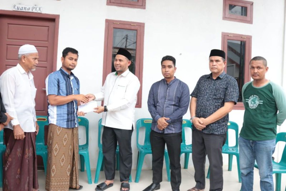 Pemkab Aceh Besar serahkan bantuan korban kebakaran