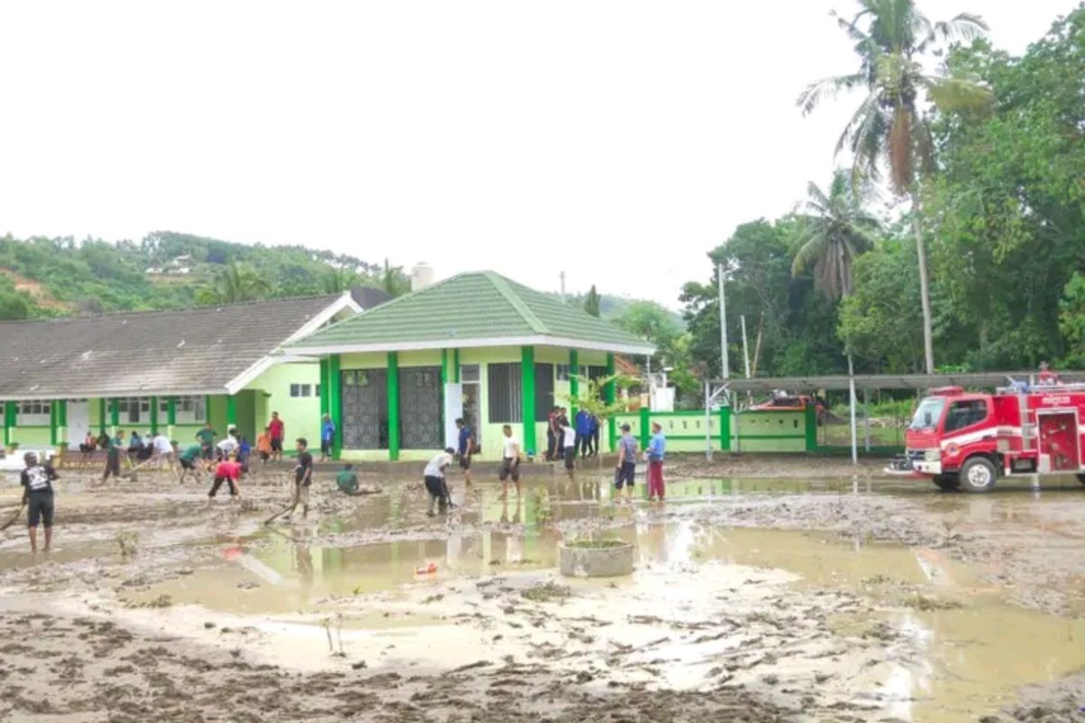 Damkartan Lombok Tengah bersihkan lumpur di sekolah terdampak banjir