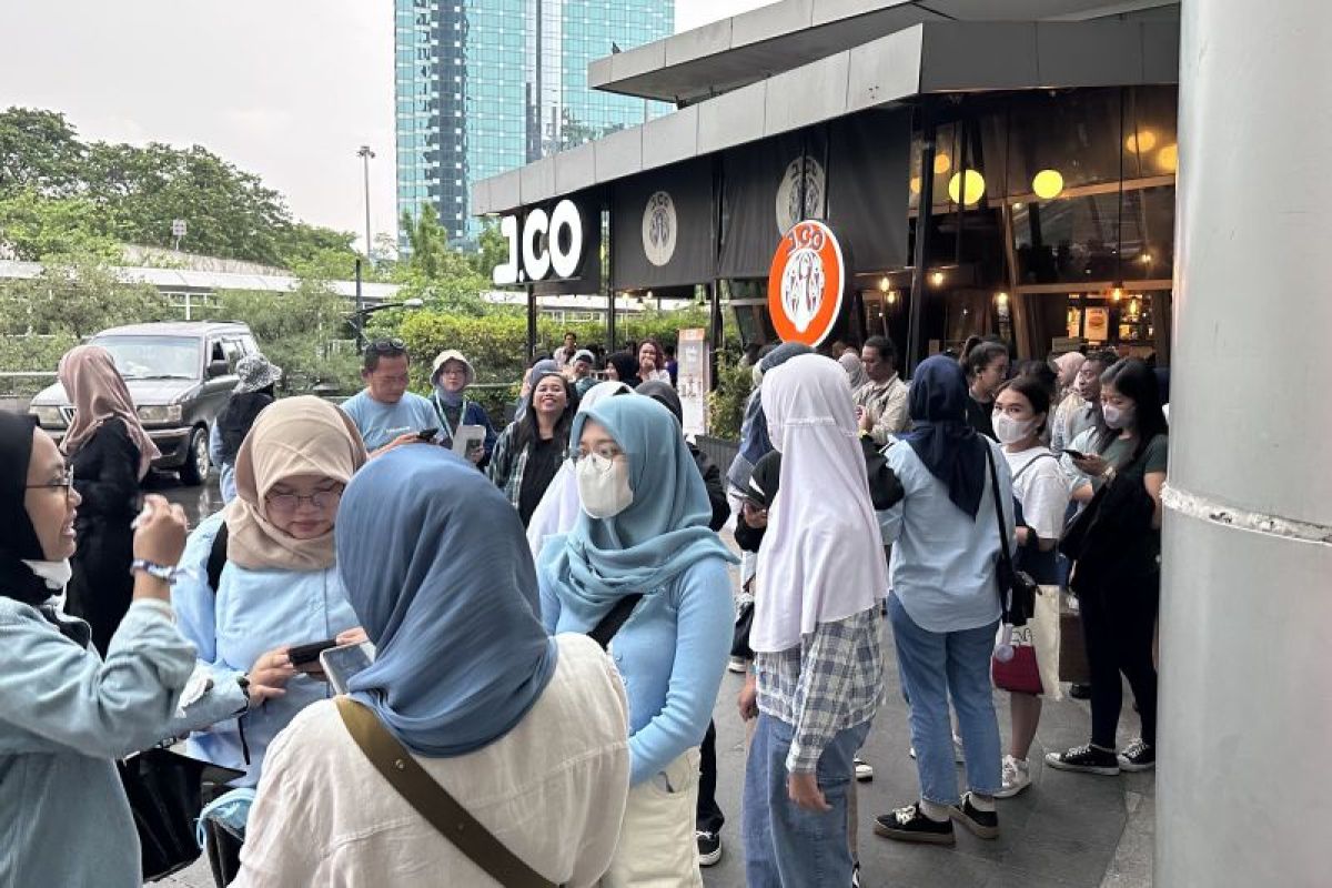 Fans kompak kenakan serba biru untuk konser perdana LUCY di Jakarta
