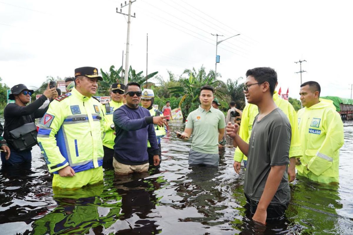 Kapolda Riau cek banjir di Pelalawan dan berikan bantuan