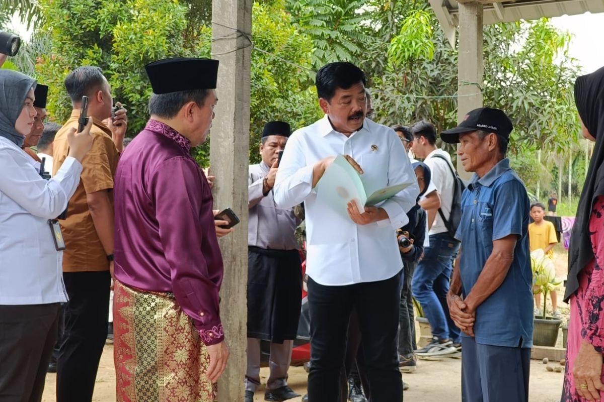 Menteri ATR/BPN serahkan 289 sertifikat gratis ke warga Muaro Jambi