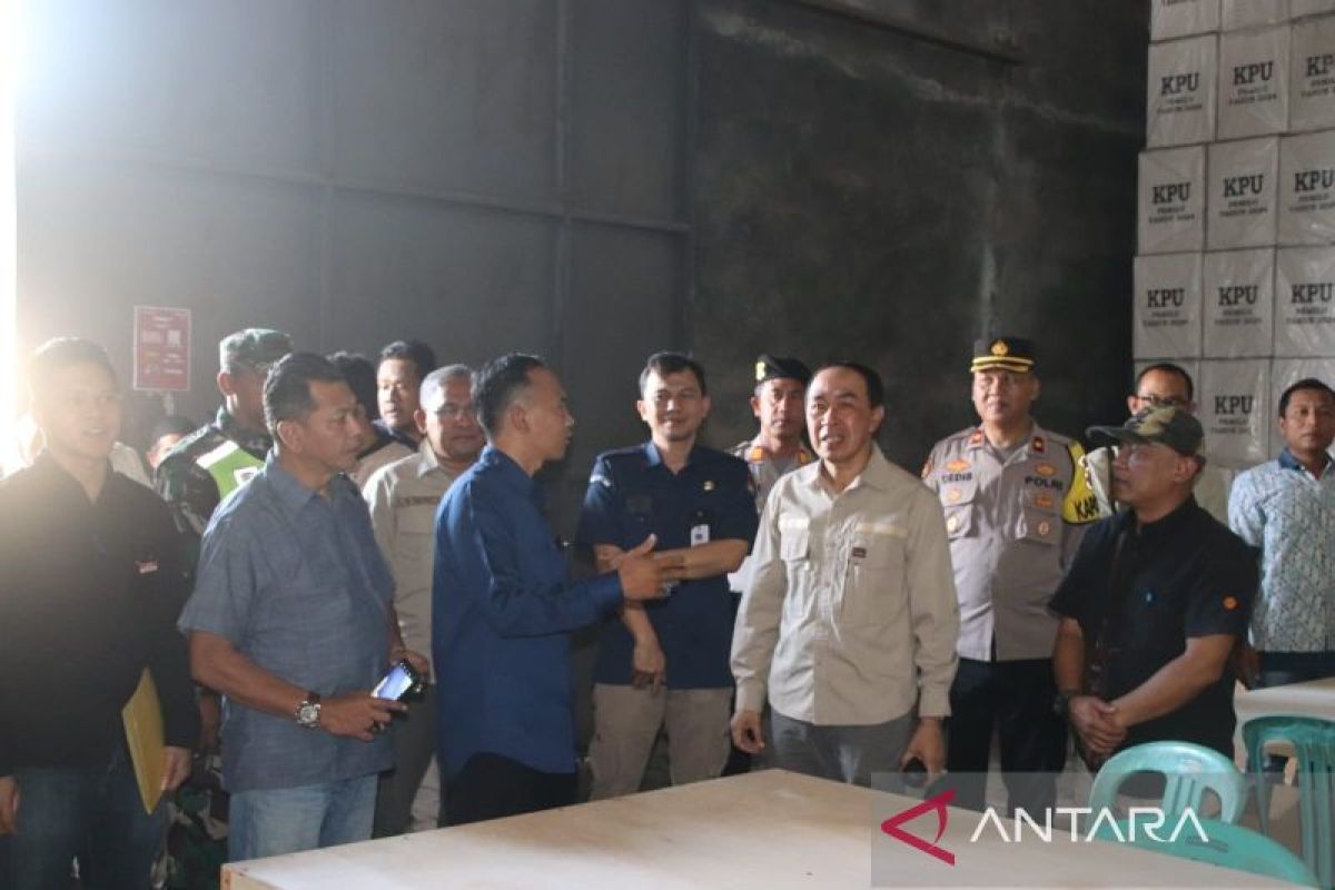 Sekda Sukabumi tinjau kegiatan  penyortiran dan pelipatan surat suara