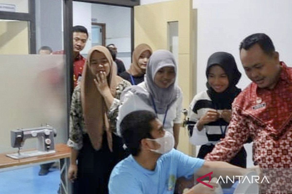 Kementerian Hak Asasi Manusia DKI memberikan 27 siswa SMA tur gratis ke Lapas di Jakarta Utara.