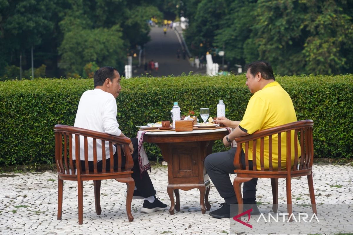 Presiden Joko Widodo olahraga dan sarapan pagi bersama Airlangga Hartarto