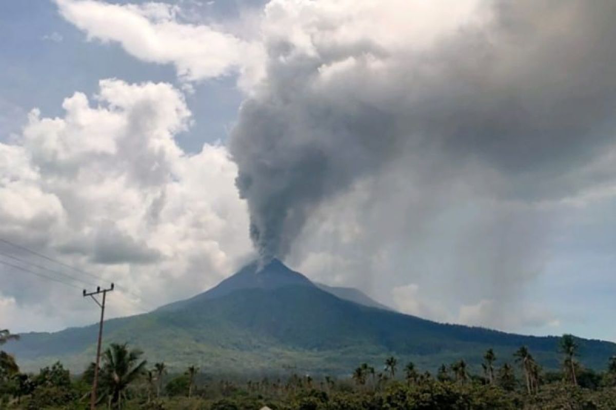 Gunung Lewotobi di Flores Timur kembali erupsi 1.500 meter