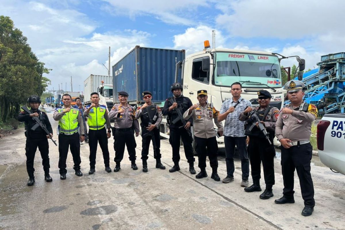 Anggota Polres Rokan Hilir kawal 2 kontainer surat suara Pemilu