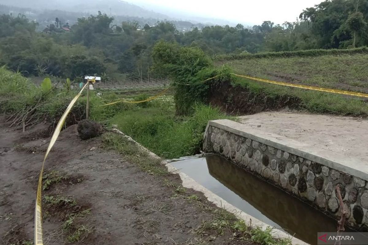 Polisi selidiki penemuan mayat di saluran irigasi