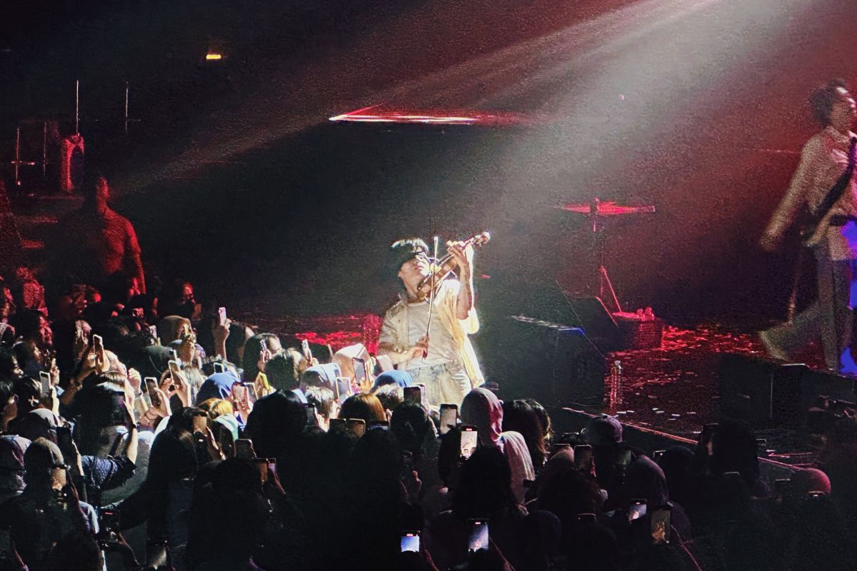Konser perdana LUCY di Jakarta, penampilan spektakuler hingga biola putus