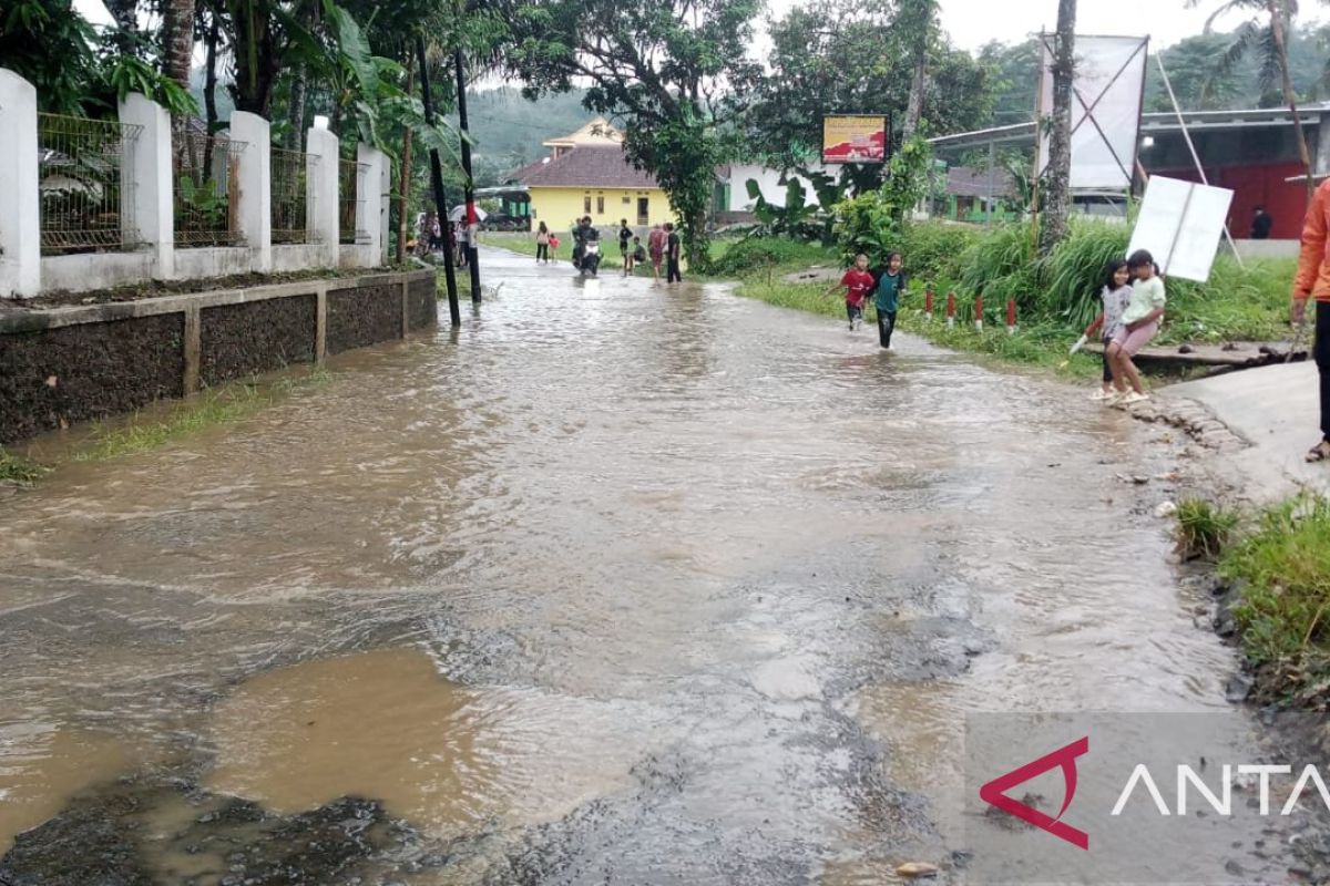 Hujan deras picu bencana banjir dan longsor di Kabupaten Sukabumi