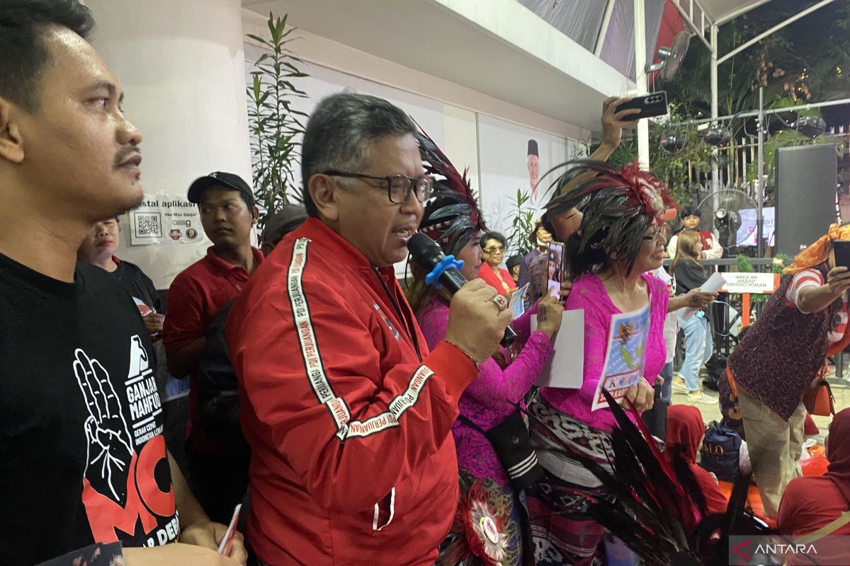 Hasto Kristiyanto tonton debat capres bersama relawan Ganjar-Mahfud