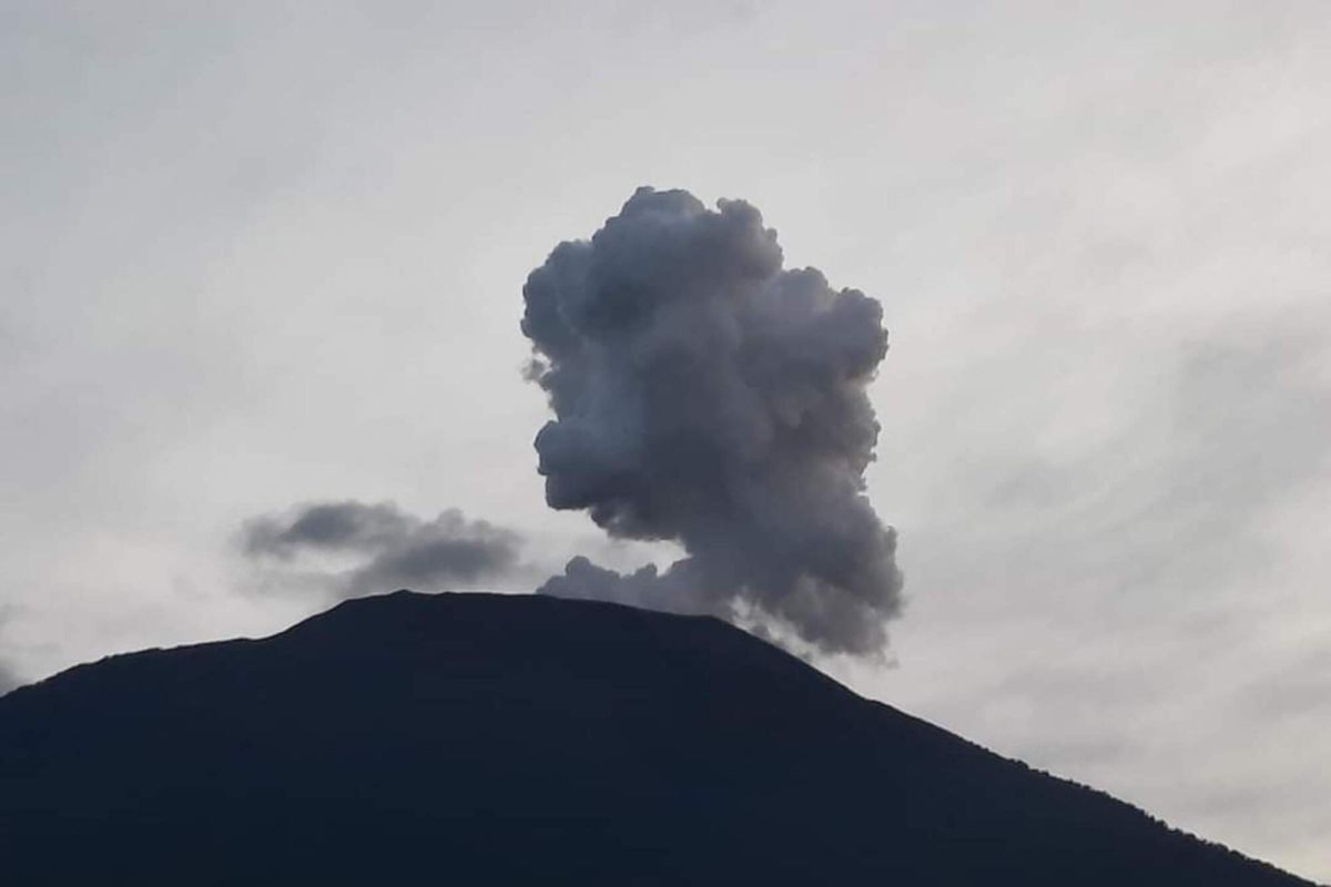 Mount Marapi erupts again, releasing roaring sounds