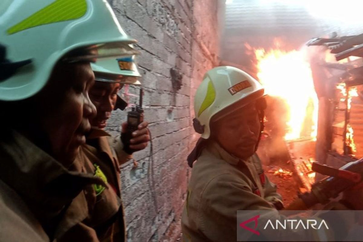 Kebakaran hanguskan rumah kontrakan empat pintu di Jakarta Timur