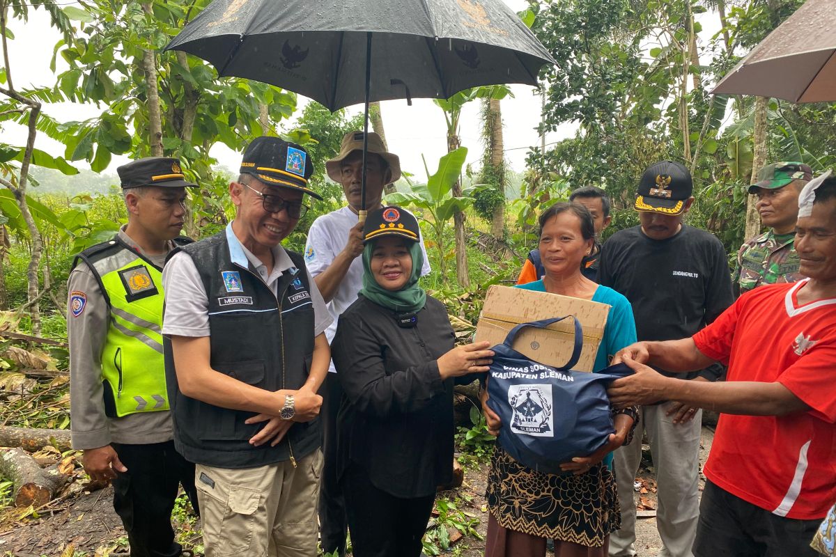 Pemkab Sleman memberi bantuan logistik korban bencana angin kencang