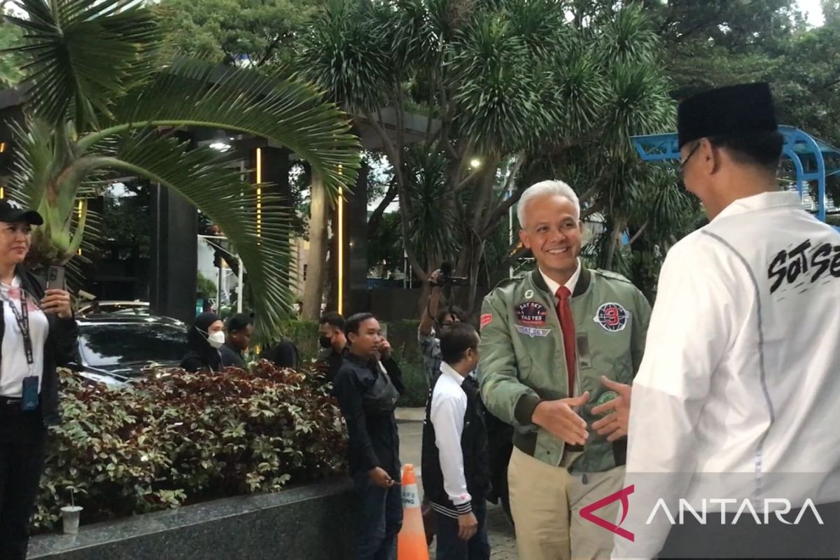 Ganjar-Mahfud kompak kenakan jaket bomber ala 