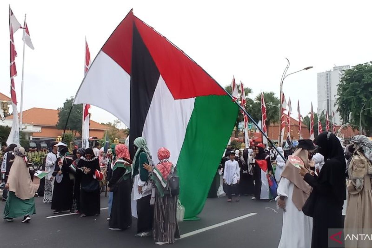 Ribuan massa Aliansi Rakyat Bela Palestina gelar aksi damai di Surabaya
