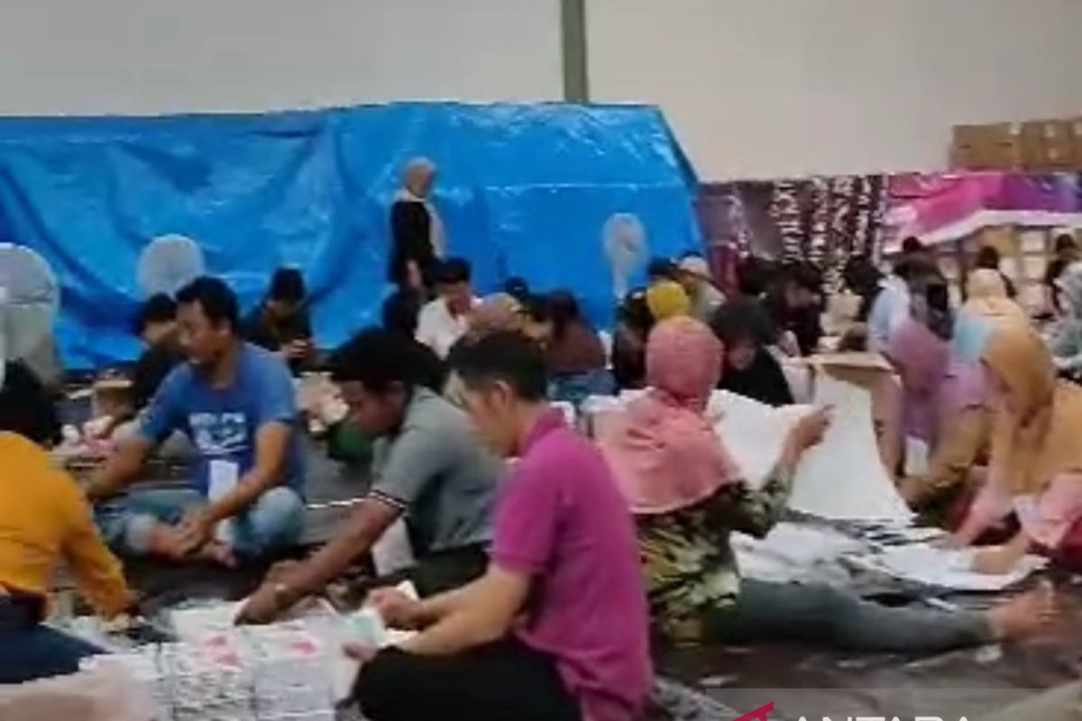 KPU Samarinda gandeng masyarakat untuk lipat surat suara