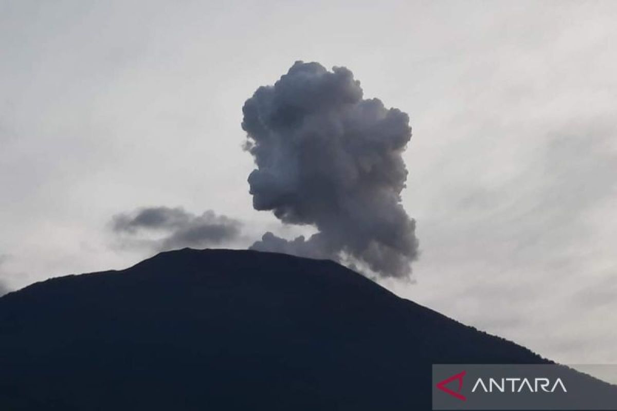 Marapi terus erupsi, warga rasakan gempa dan dentuman serta suara bergemuruh