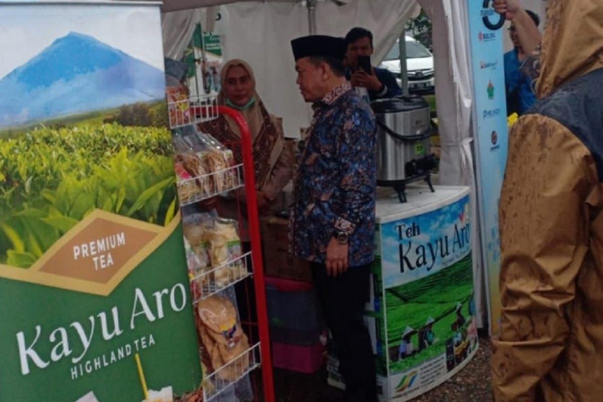 Sambil nikmati teh Kayu Aro, Gubernur Jambi apresiasi UMKM PTPN IV Regional 4