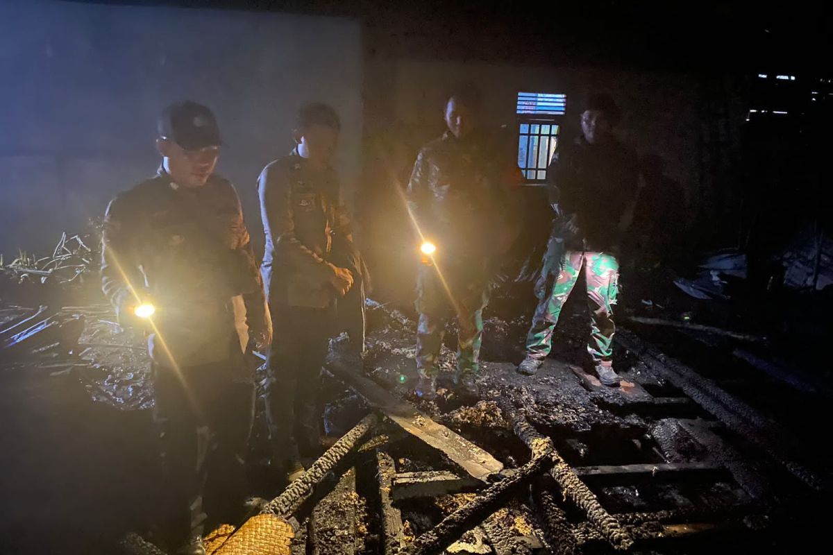 Rumah warga di Desa Ijuk Sekadau dilalap api, satu korban luka bakar