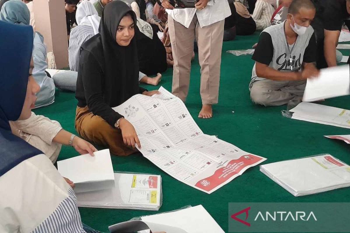KIP Banda Aceh mulai lipat 863.970 lembar surat suara Pemilu 2024
