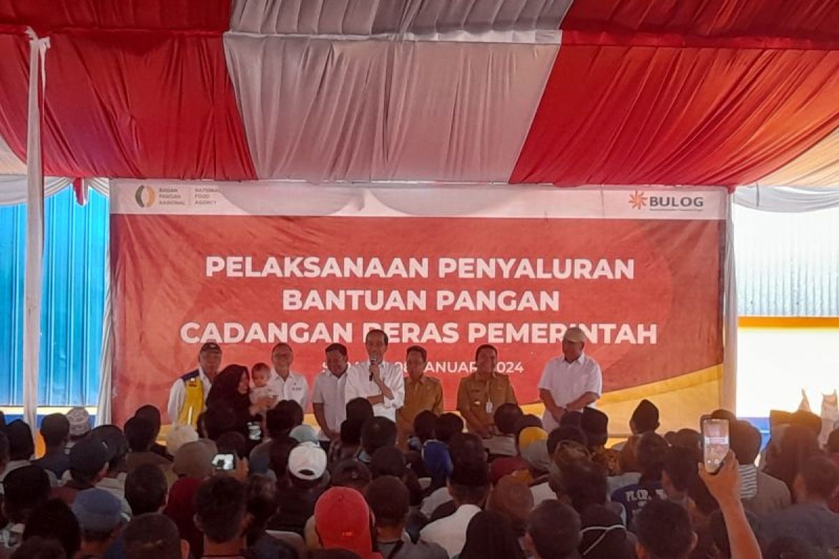 Presiden Jokowi salurkan bantuan cadangan pangan pada warga Serang