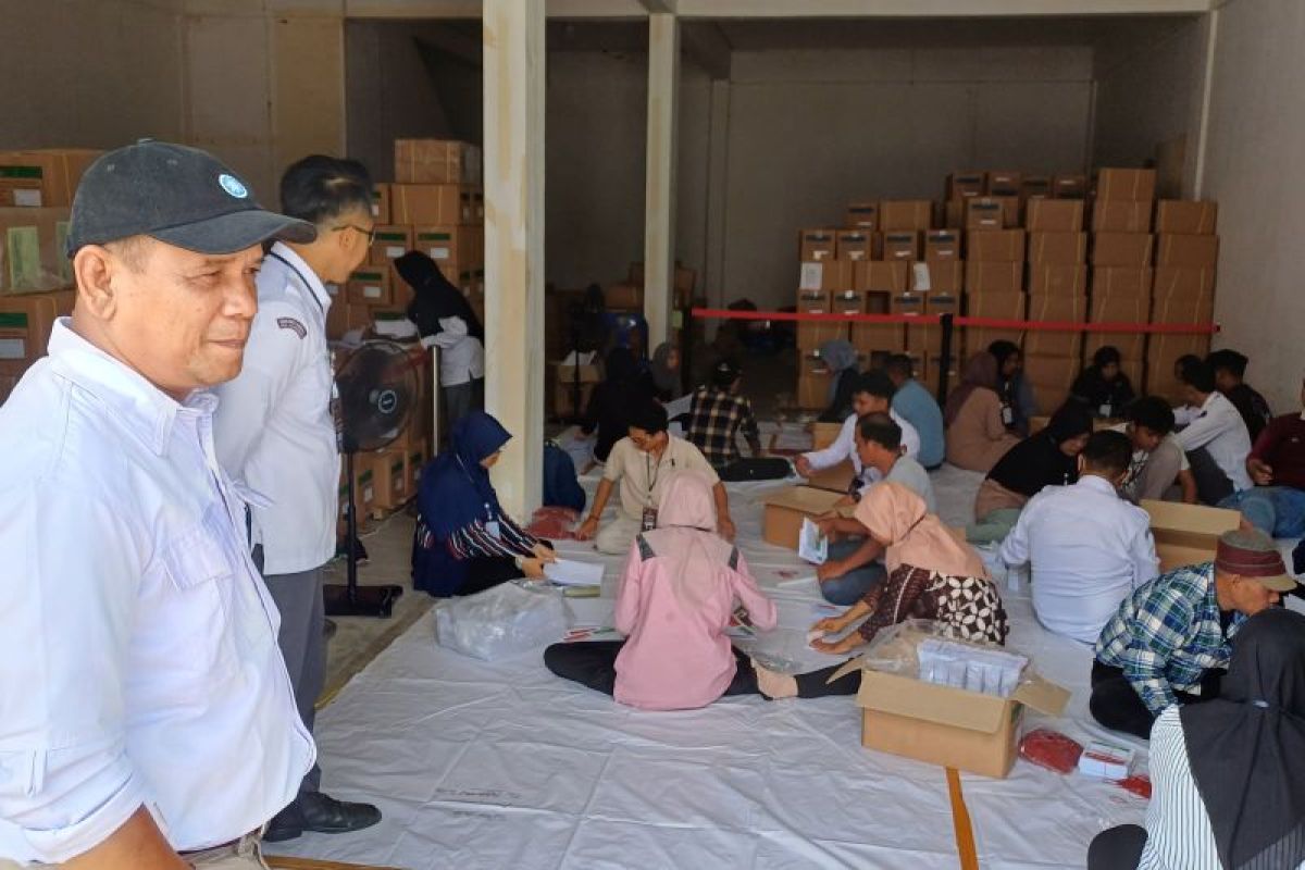 KPU Tanjungpinang mulai melipat sekitar 800 ribu surat suara Pemilu 2024