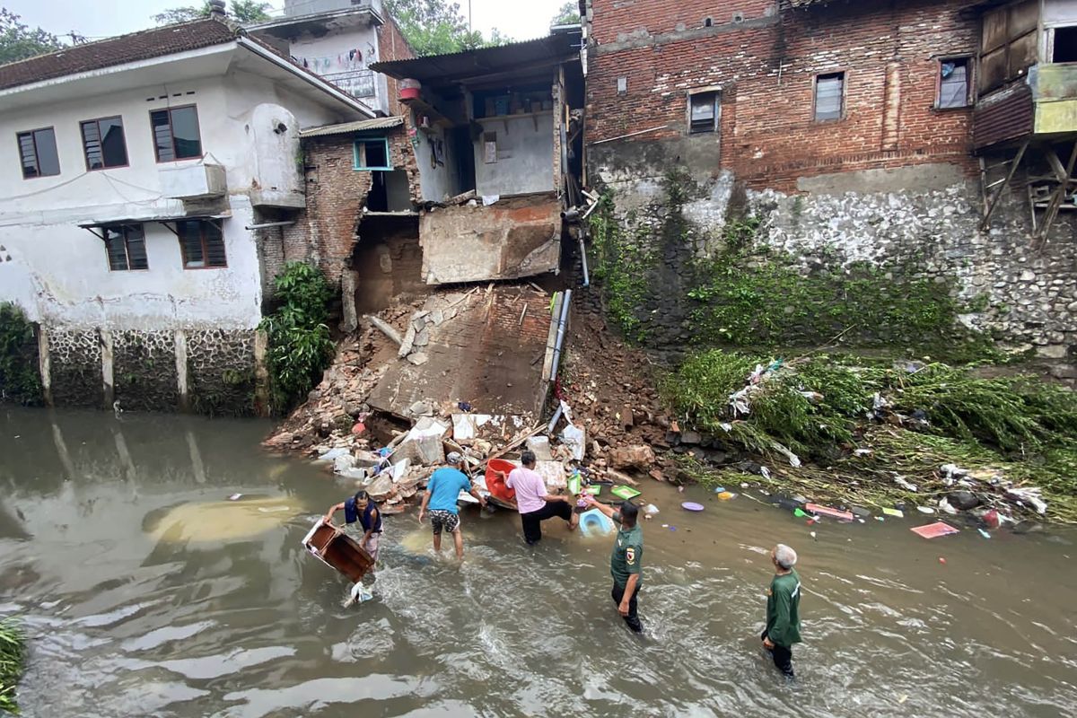Dua rumah di Malang ambrol ke aliran sungai