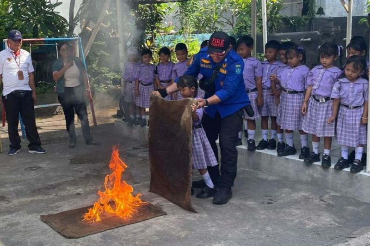 Dinas Damkar Denpasar latih siswa TK cara cegah kebakaran