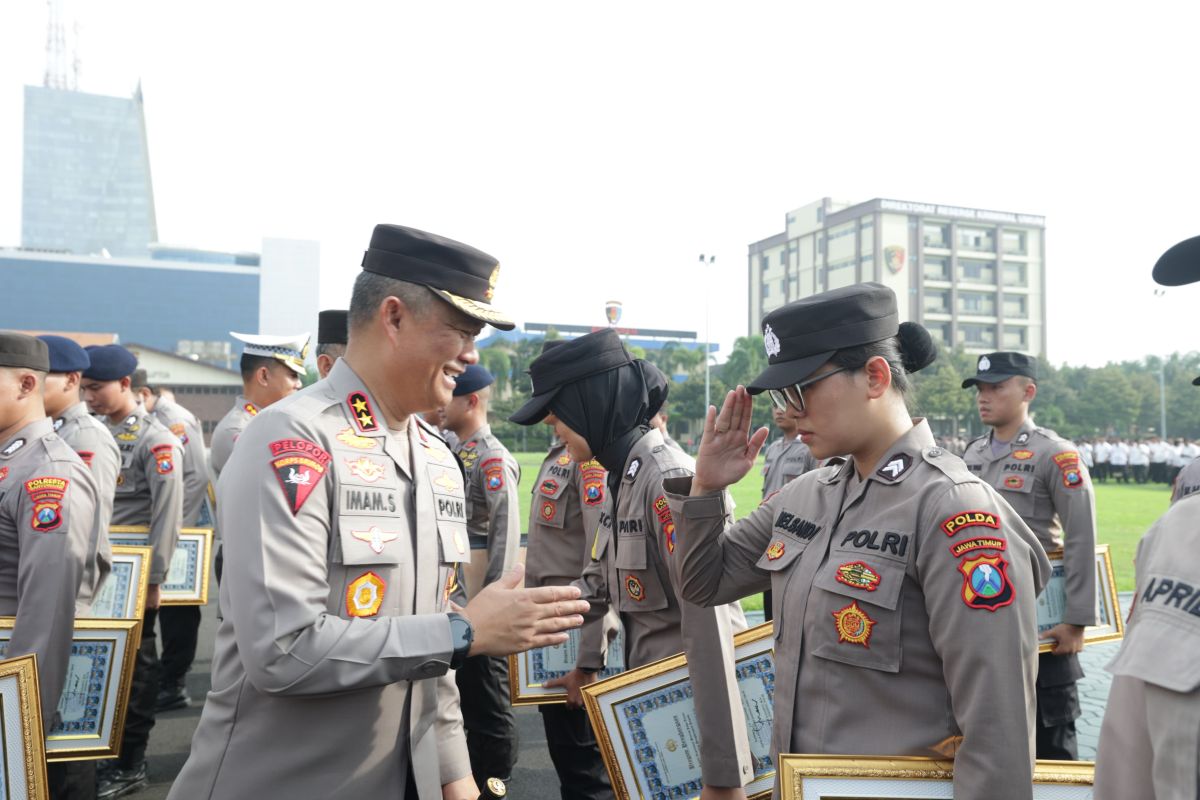 Kapolda Jatim beri penghargaan kepada personel dan PNS berprestasi