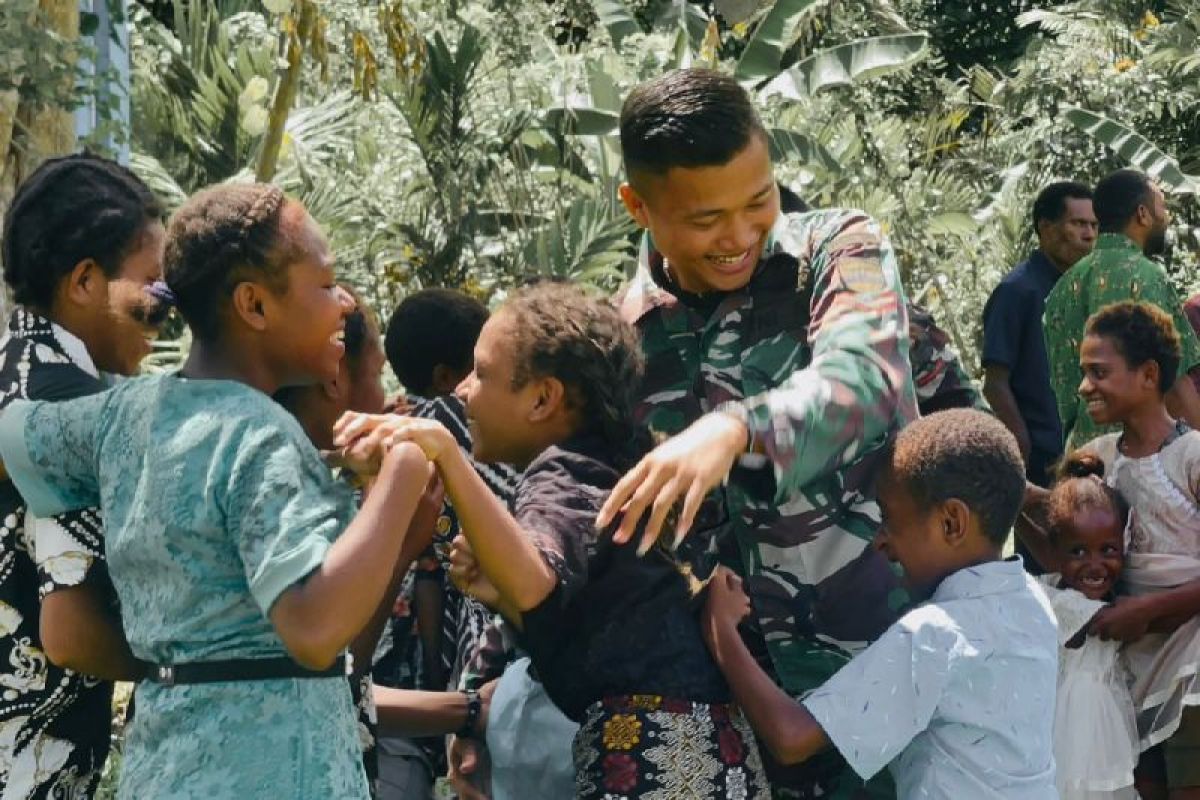 Satgas Yonif 122/TS ajak anak di perbatasan RI-PNG tingkatkan kebangsaan