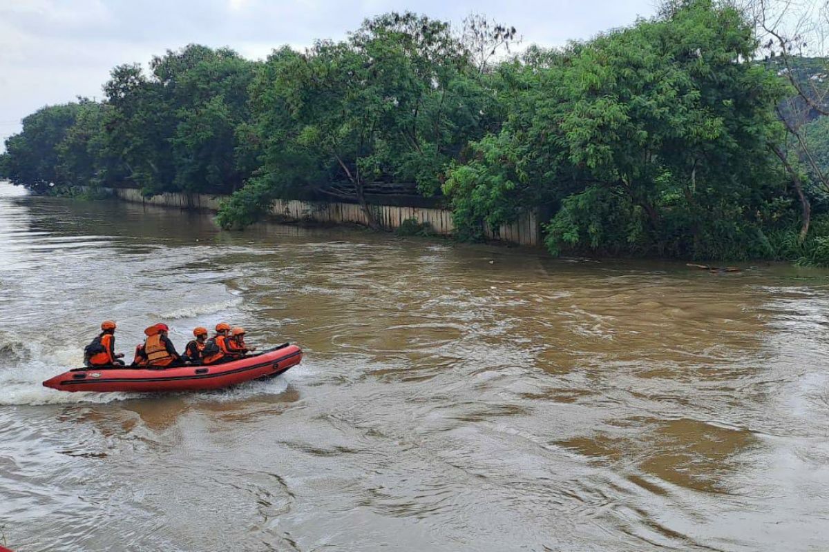 Tim SAR gabungan cari remaja tenggelam di Kali Angke