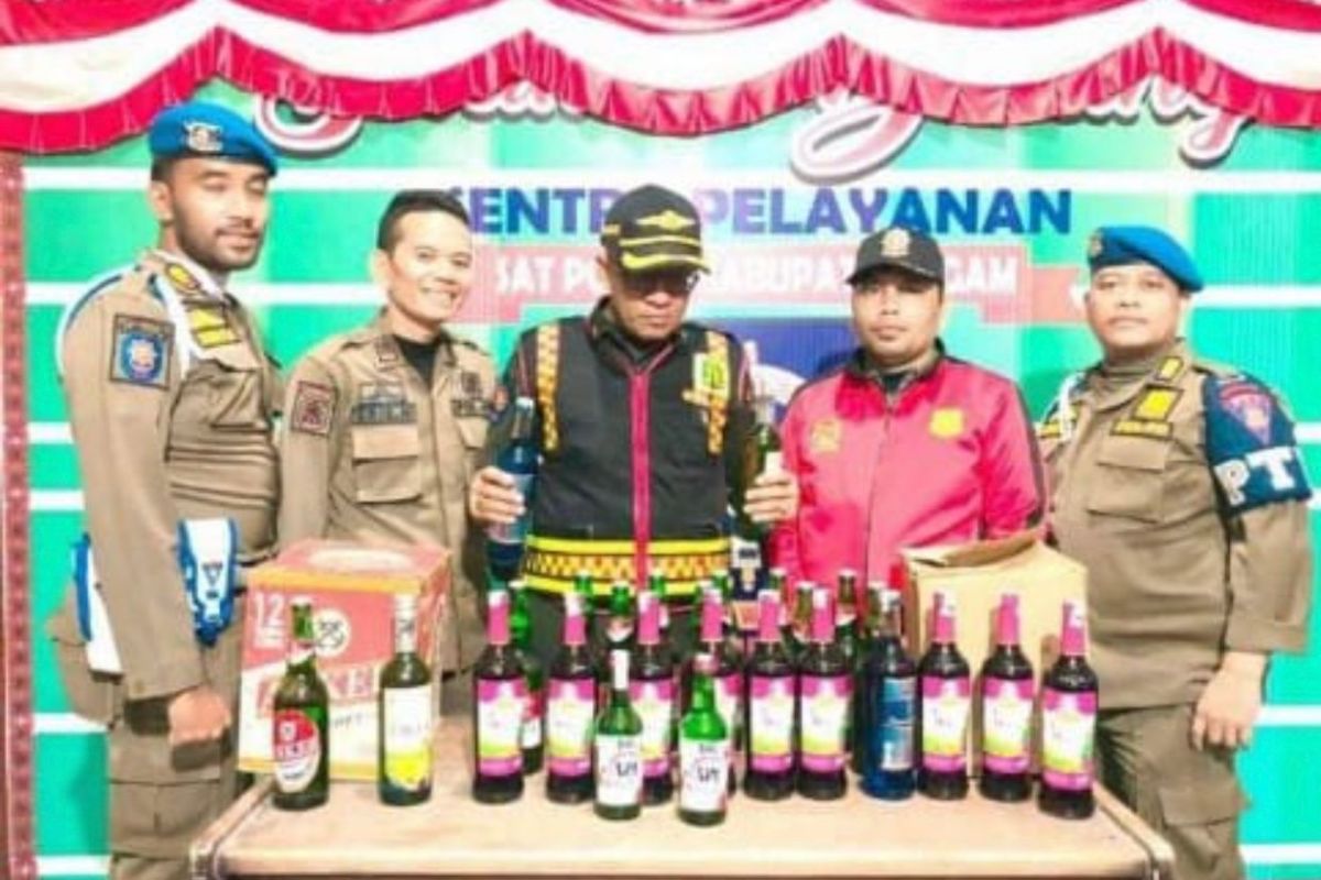 Satpol PP Damkar Agam amankan puluhan botol minuman keras