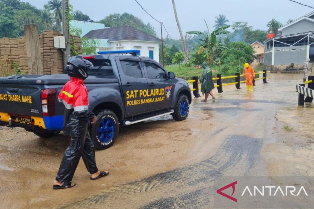 Polisi Bangka Barat pantau lokasi rawan banjir di Mentok