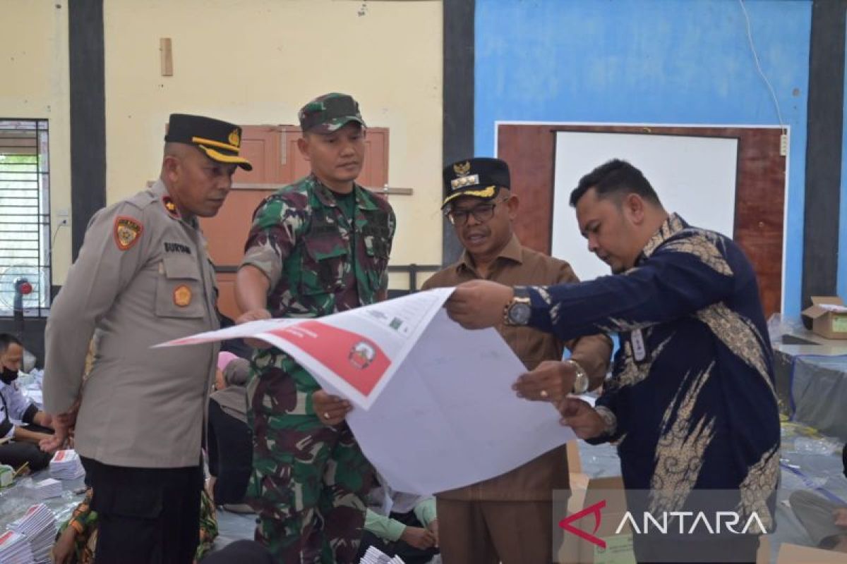 KIP Aceh Jaya mulai sortir dan lipat ribuan surat suara Pemilu 2024