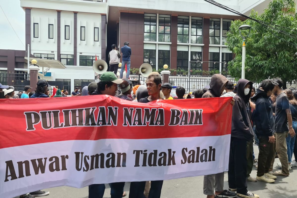 Ratusan massa tuntut keadilan untuk Anwar Usman