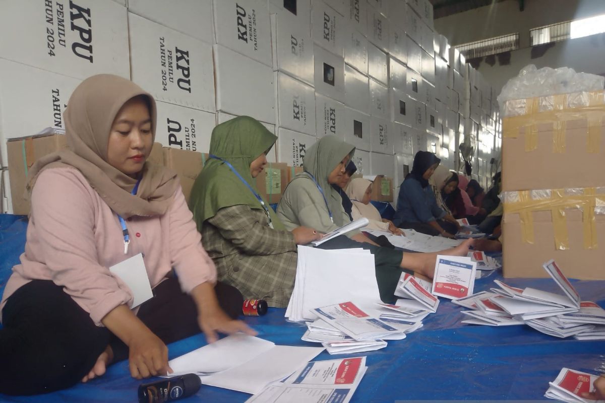 KPU Situbondo libatkan kaum disabilitas dalam pelipatan surat suara