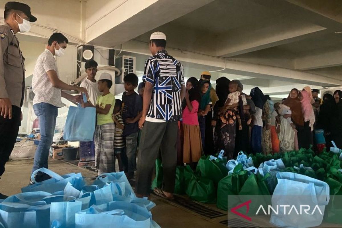 Santri di Aceh serahkan bantuan untuk pengungsi Rohingya