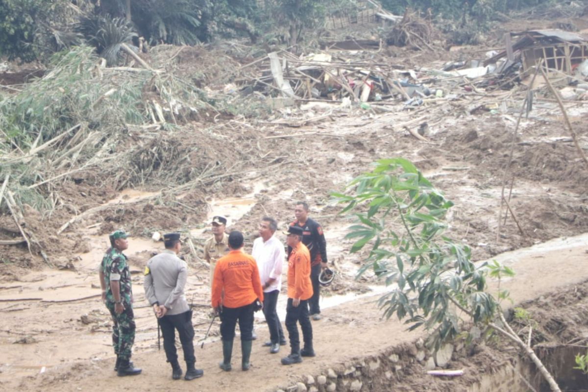 Bey minta pengungsi longsor Subang bertahan di pengungsian dulu