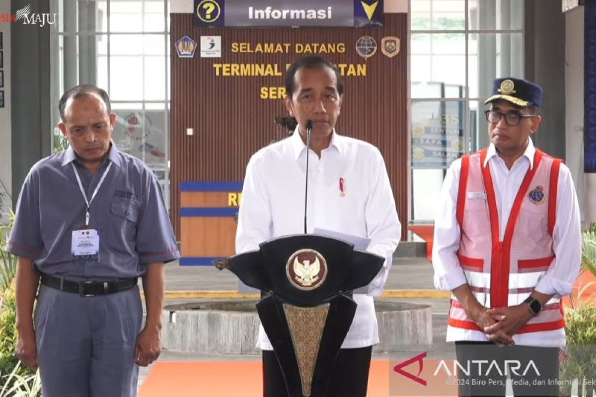 Jokowi: Semua kota harus mulai berpikir transportasi massal