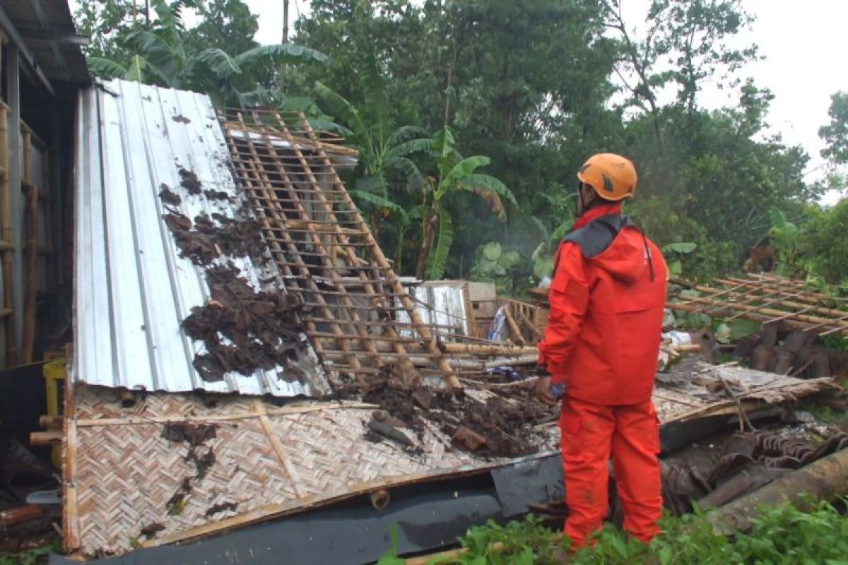 Sejumlah bangunan dan mobil rusak akibat angin kencang di Jember Jatim